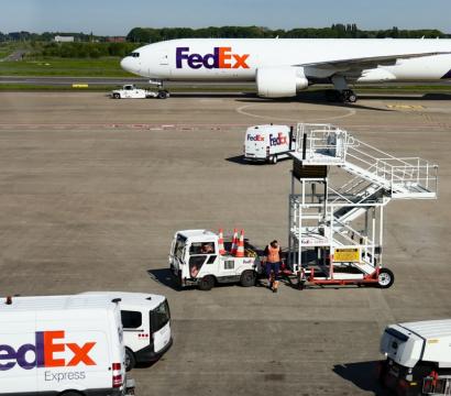 Camions et avion FedEx