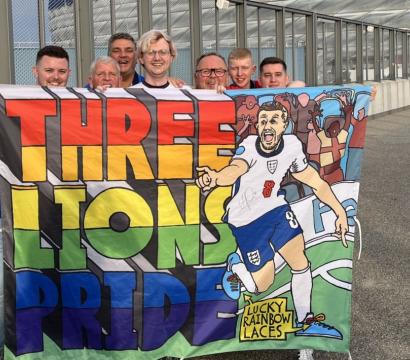 L'organisation « Three lions pride » tient fièrement sa banderole