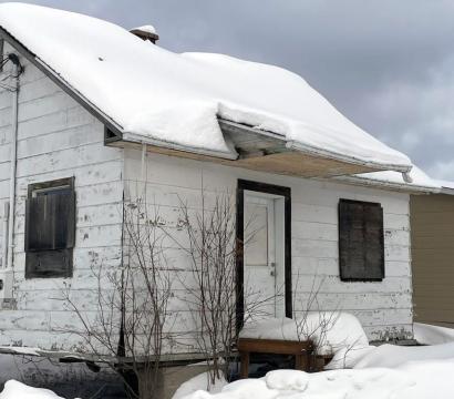 On y voit une maison en mauvaise condition à Manawan.