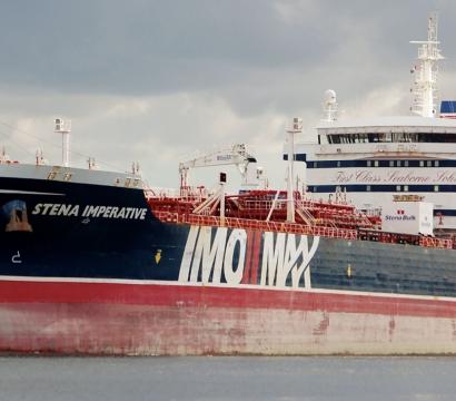 Un bateau de cargaison sur l'eau