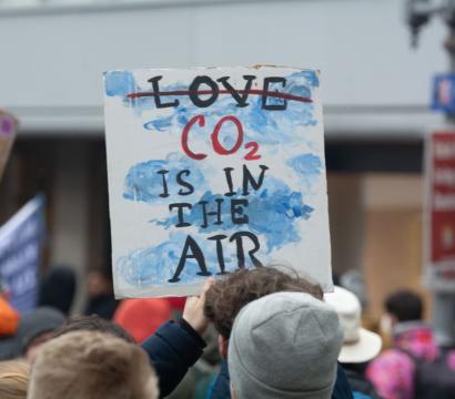 Pancarte disant « CO2 is in the air » dans une foule