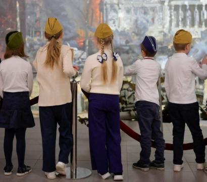 Des enfants de dos, tous en ligne