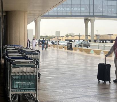 Voyageur dans un aéroport d'Arabie Saoudite