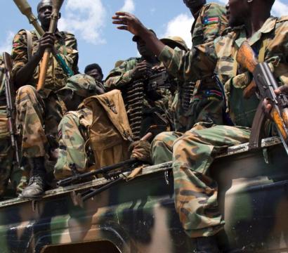 Des hommes armés sont assis sur un char de guerre.