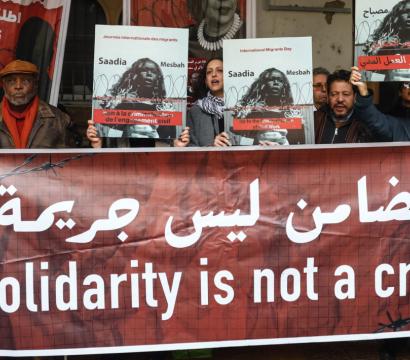 Femmes tenant une banderole disant « La solidarité n'est pas un crime »