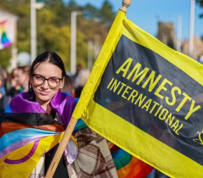 militante d'Amnistie internationale