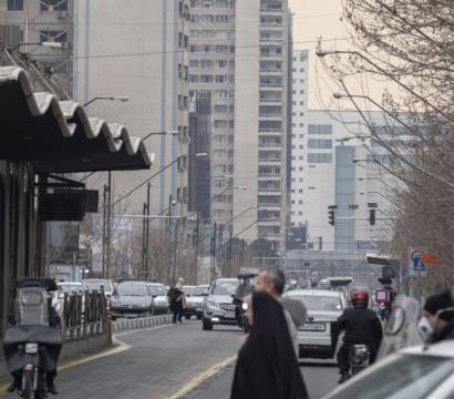 Une ville en Iran où des gens se promènent