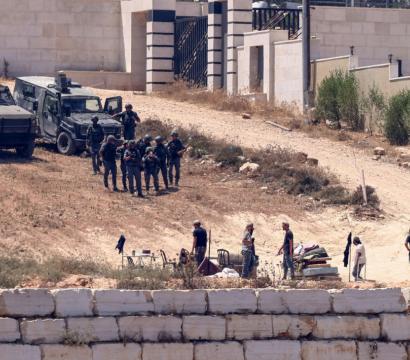 Des militaires surveillent une ville