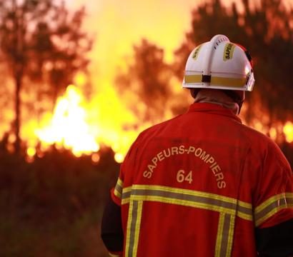 Un pompier fait face à de grandes flammes