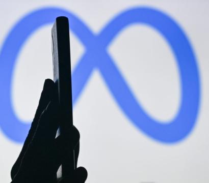 Un jeune regarde son téléphone